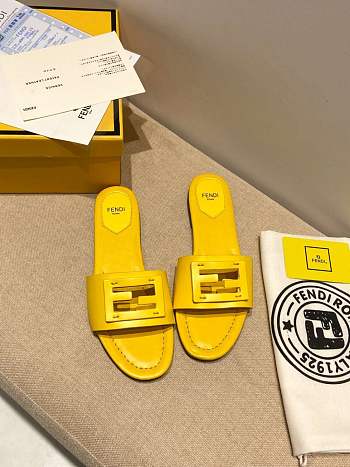 Fendi SIGNATURE Yellow leather slides - 8R8136AE7TF0VVA